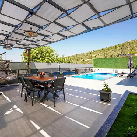 Hotel Muhafazakar Muestakil Lueks Balayi Villasi *